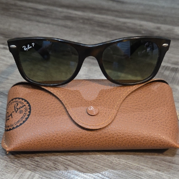 Ray-Ban Classic Wayfarer Sunglasses with Tan Case - Picture 1 of 4